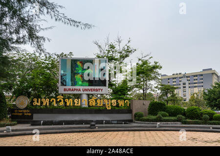 Chon Buri, Thailand - 16. März 2019: Große Life Video-und in Gold buchstabiert Name der Burapha Universität mit Logo und emble und Gebäude an Stockfoto