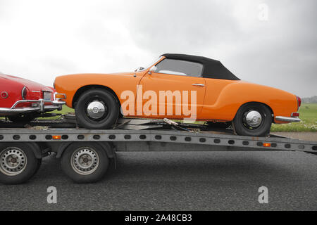 Transportiert Volkswagen Karmann Ghia Cabrio, VW Karmann Ghia Cabrio,.. Stockfoto