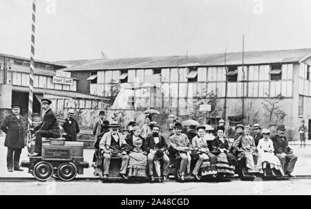 Erste elektrische Lokomotive 1879 durch Werner von Siemens gebaut. Stockfoto
