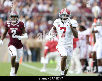 College Station, Texas, USA. 12 Okt, 2019. Alabama Crimson Tide Defensive zurück Trevon Diggs (7) kehrt ein Abfangen, obwohl das Spiel wegen einer Strafe genannt wurde, in der zweiten Jahreshälfte eine NCAA Football Spiel zwischen Texas A&M und Alabama am Kyle Feld in College Station, Texas, am Okt. 12, 2019. Credit: Scott Coleman/ZUMA Draht/Alamy leben Nachrichten Stockfoto