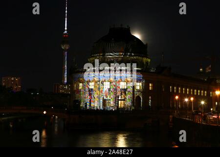 Berlin, Deutschland. 12 Okt, 2019. Deutschland: In Berlin, viele Gebäude sind an das "Festival der Lichter" und "Berlin leuchtet" beleuchtet. Das Foto zeigt das Bodemuseum. (Foto von Simone Kuhlmey/Pacific Press) Quelle: Pacific Press Agency/Alamy leben Nachrichten Stockfoto