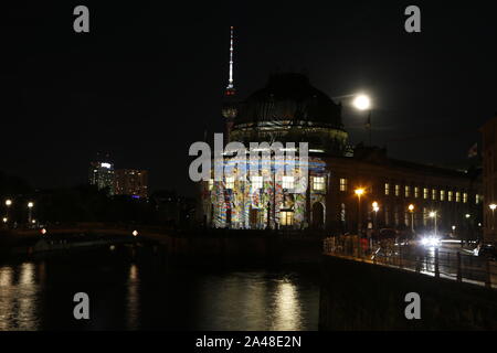 Berlin, Deutschland. 12 Okt, 2019. Deutschland: In Berlin, viele Gebäude sind an das "Festival der Lichter" und "Berlin leuchtet" beleuchtet. Das Foto zeigt das Bodemuseum. (Foto von Simone Kuhlmey/Pacific Press) Quelle: Pacific Press Agency/Alamy leben Nachrichten Stockfoto