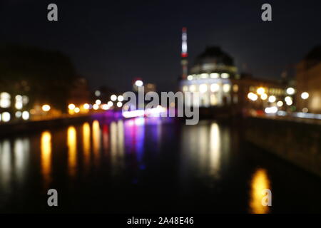 Berlin, Deutschland. 12 Okt, 2019. Deutschland: In Berlin, viele Gebäude sind an das "Festival der Lichter" und "Berlin leuchtet" beleuchtet. Das Foto zeigt das Bodemuseum. (Foto von Simone Kuhlmey/Pacific Press) Quelle: Pacific Press Agency/Alamy leben Nachrichten Stockfoto