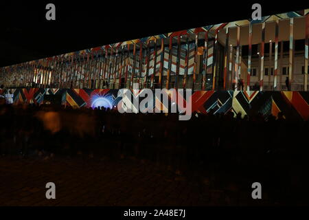 Berlin, Deutschland. 12 Okt, 2019. Deutschland: In Berlin, viele Gebäude sind an das "Festival der Lichter" und "Berlin leuchtet" beleuchtet. Das Foto zeigt die James Simon Galerie (Foto von Simone Kuhlmey/Pacific Press) Quelle: Pacific Press Agency/Alamy leben Nachrichten Stockfoto