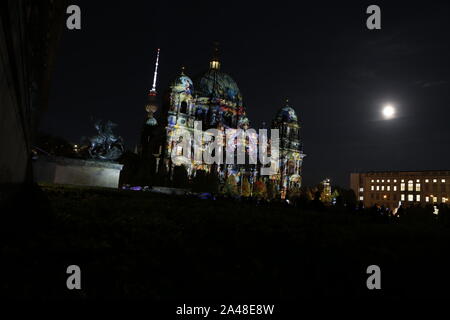 Berlin, Deutschland. 12 Okt, 2019. Deutschland: In Berlin, viele Gebäude sind an das "Festival der Lichter" und "Berlin leuchtet" beleuchtet. Das Foto zeigt (Foto von Simone Kuhlmey/Pacific Press) Quelle: Pacific Press Agency/Alamy leben Nachrichten Stockfoto