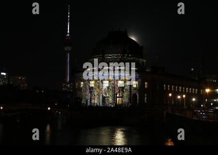 Berlin, Deutschland. 12 Okt, 2019. Deutschland: In Berlin, viele Gebäude sind an das "Festival der Lichter" und "Berlin leuchtet" beleuchtet. Das Foto zeigt das Bodemuseum. (Foto von Simone Kuhlmey/Pacific Press) Quelle: Pacific Press Agency/Alamy leben Nachrichten Stockfoto