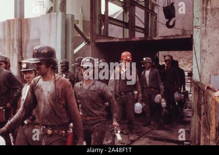 Erste Schicht der Bergleute AN DER VIRGINIA - POCAHONTAS COAL COMPANY MINE^4 in der Nähe von RICHLANDS, Virginia, AUS DEM AUFZUG. Stockfoto