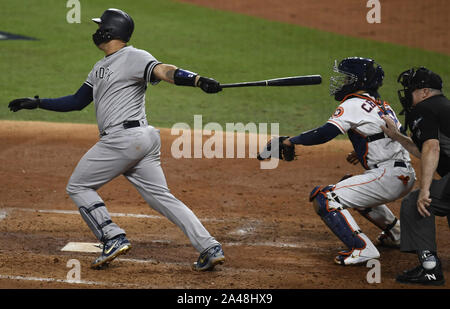 Houston, USA. 12 Okt, 2019. New York Yankees Gary Sanchez singles gegen die Houston Astros im vierten Inning von Spiel 1 der American League Championship Series im Minute Maid Park in Houston, Texas am Samstag, 12. Oktober 2019. Foto von trask Smith/UPI Quelle: UPI/Alamy leben Nachrichten Stockfoto