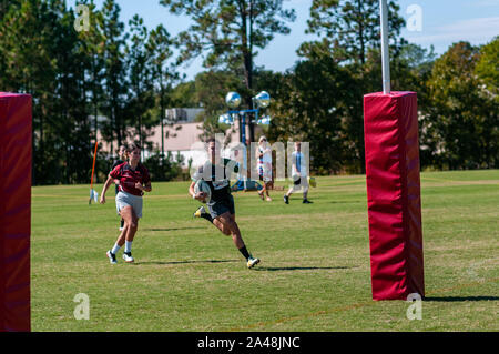 Southern Pines, North Carolina, USA. 12 Okt, 2019. Okt. 12, 2019 - Southern Pines, N.C., USA - Rugby die Carolinas geographische Rugby Union Frauen Aktion zwischen den südlichen Kiefern 'Kelten' und Camp Lejeune Maniacks auf nationaler Athletisches Dorf. Southern Pines besiegt Camp Lejeune, 39-0, für die das Team erste Carolina geografische Rugby Union matrix gewinnen. Credit: Timothy L. Hale/ZUMA Draht/Alamy leben Nachrichten Stockfoto