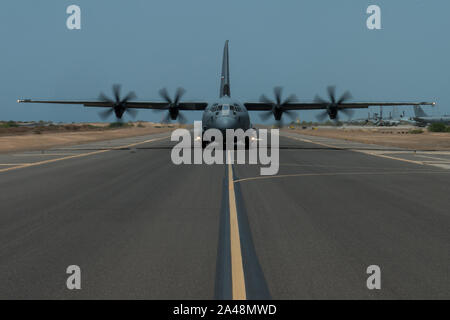 Ein Super C-130J Hercules auf der 75th Expeditionary Airlift Squadron Taxis entlang einer Start- und Landebahn 26 Juni, 2019 zugeordnet, in Ostafrika. Die 75 EAS unterstützt Combined Joint Task Force-Horn Afrikas mit medizinische Evakuierungen, Katastrophenhilfe, humanitären und Air Drop. (US Air Force Foto von älteren Flieger Sean Carnes) Stockfoto