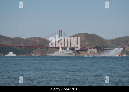 191028-N-OW 019-1025 SAN FRANCISCO (11.Oktober 2019) Die amphibious Transport dock Schiff USS Somerset LPD (25), Mitte, und die geführten Anti-raketen-Zerstörer USS Zumwalt, Links, Transit die San Francisco Bucht als Teil der Parade der Schiffe während 2019 San Francisco Fleet Week (SFFW). SFFW ist eine Gelegenheit für die amerikanische Öffentlichkeit die Navy, Marine Corps und Küstenwache Teams zu treffen und America's Meer Dienstleistungen Erfahrung. Während der Fleet Week, service Mitglieder beteiligen sich an verschiedenen gemeinschaftlichen Service Veranstaltungen, Showcase Funktionen und Geräten für die Gemeinschaft, und die Gastfreundschaft von San Francisco und ich Stockfoto