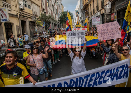 Mehrere Dutzend ecuadorianischen Einwohner in Spanien haben mit dieser Demonstration gegen die Feier der hispanischen Tag ein Protest, der von der Gemeinschaft vereinbarten Stockfoto