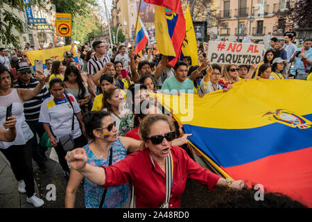 Mehrere Dutzend ecuadorianischen Einwohner in Spanien haben mit dieser Demonstration gegen die Feier der hispanischen Tag ein Protest, der von der Gemeinschaft vereinbarten Stockfoto