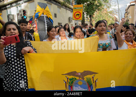 Mehrere Dutzend ecuadorianischen Einwohner in Spanien haben mit dieser Demonstration gegen die Feier der hispanischen Tag ein Protest, der von der Gemeinschaft vereinbarten Stockfoto