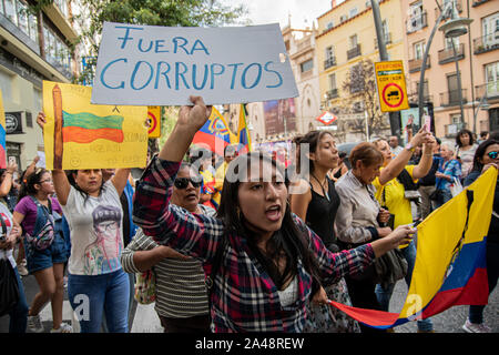 Mehrere Dutzend ecuadorianischen Einwohner in Spanien haben mit dieser Demonstration gegen die Feier der hispanischen Tag ein Protest, der von der Gemeinschaft vereinbarten Stockfoto