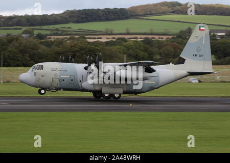 KAF 327, Lockheed Martin KC-130J Hercules betrieben von der Kuwait Air Force, am Internationalen Flughafen Prestwick, Ayrshire. Stockfoto