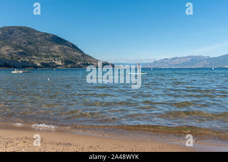 Penticton, British Columbia/Kanada - 21. September 2019: Frau auf Stand-up Paddle Board gleitet in der Nähe von Okanagan Beach am Okanagan Lake Stockfoto