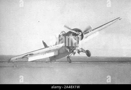 FM-2 Wildcat macht Bruchlandung auf USS Marcus Insel (CVE-77) c 1944. Stockfoto