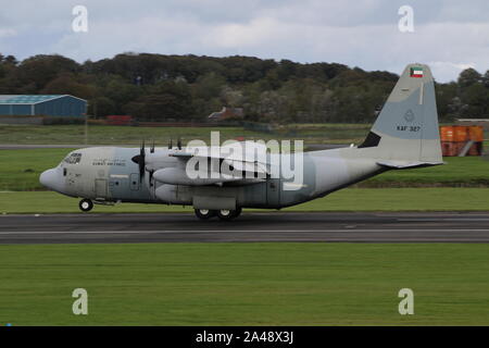 KAF 327, Lockheed Martin KC-130J Hercules betrieben von der Kuwait Air Force, am Internationalen Flughafen Prestwick, Ayrshire. Stockfoto