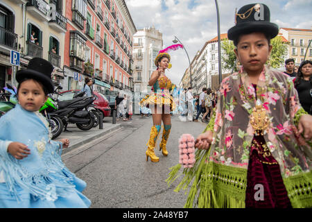 Madrid, Spanien. 12 Okt, 2019. Mehrere hundert Menschen haben am Samstag in Madrid entsandte die Demonstration "ecolonicémonos. Oktober 12. Nichts zu feiern: "Der Widerstand der indigenen Völker seit mehr als 500 Jahren Anspruch." Der März, durch mehr als ein Dutzend Gruppen zur Verteidigung dieser Städte einberufen, hat Puerta del Sol links und hat einige Straßen von Madrid in einer festlichen Atmosphäre gereist, mit der Teilnahme von zahlreichen traditionellen Folklore Gruppen in Bolivien, Peru, Paraguay oder Brasilien, unter anderem in der typischen Kostümen. Credit: Pacific Press Agency/Alamy leben Nachrichten Stockfoto