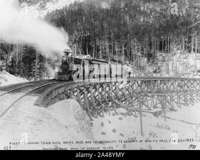 Erste Pkw Zug der White Pass & Yukon railroad crossing die East Fork von Skagway River auf dem Weg zum Gipfel des weißen (HEGG (711). Stockfoto