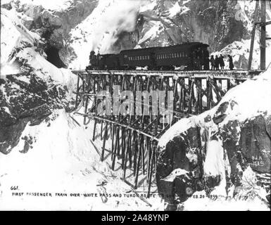 Erste Pkw Zug der White Pass & Yukon Railroad en Route zum Gipfel Alaska 20. Februar 1899 (HEGG 496). Stockfoto