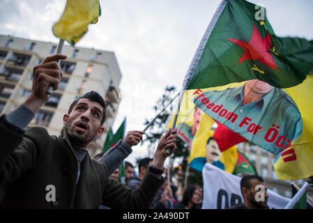 Warschau, Polen. 11 Okt, 2019. Kurdische Volk wehenden Fahnen während des Protestes. Hunderte Leute an die türkische Botschaft in Warschau versammelt, um gegen die türkische Invasion des nördlichen Syrien zu protestieren und ihre Solidarität mit dem kurdischen Volk zu zeigen. Die Demonstranten waren die ursprünglichen Kurden, die mit der Flagge von Kurdistan, YPG (durch den Menschen Schutz Einheiten), PKK (Arbeiterpartei Kurdistans) und mit dem Bild von Abdullah Öcalan - PKK-Führer. Credit: SOPA Images Limited/Alamy leben Nachrichten Stockfoto