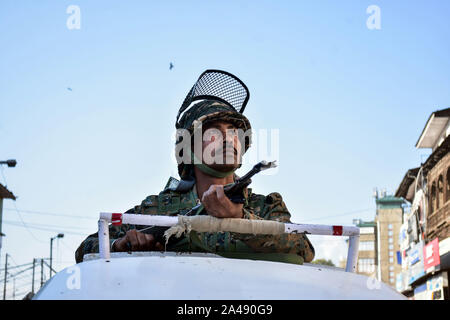 Srinagar, Indien. 12 Okt, 2019. Eine paramilitärische Trooper wacht in der Nähe der Angriff in Srinagar. Zahlreiche Menschen wurden in eine Granate Angriff durch mutmaßliche Militante hier in Srinagar, am Samstag Nachmittag verletzt. Die Explosion beschädigt auch Windows von Fahrzeugen, die in der Nähe geparkt. Der Angriff kommt trotz fester Sicherheit seit der Mitte der Artikel 370, der besondere Status in Jammu und Kaschmir Zuschüsse am 5. August abgeschabt. Credit: SOPA Images Limited/Alamy leben Nachrichten Stockfoto