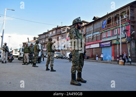 Srinagar, Indien. 12 Okt, 2019. Paramilitärische troopers halten Mahnwache in der Nähe der Angriff in Srinagar. Zahlreiche Menschen wurden in eine Granate Angriff durch mutmaßliche Militante hier in Srinagar, am Samstag Nachmittag verletzt. Die Explosion beschädigt auch Windows von Fahrzeugen, die in der Nähe geparkt. Der Angriff kommt trotz fester Sicherheit seit der Mitte der Artikel 370, der besondere Status in Jammu und Kaschmir Zuschüsse am 5. August abgeschabt. Credit: SOPA Images Limited/Alamy leben Nachrichten Stockfoto