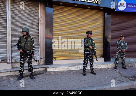 Srinagar, Indien. 12 Okt, 2019. Paramilitärische troopers stand Alert in der Nähe der Angriff in Srinagar. Zahlreiche Menschen wurden in eine Granate Angriff durch mutmaßliche Militante hier in Srinagar, am Samstag Nachmittag verletzt. Die Explosion beschädigt auch Windows von Fahrzeugen, die in der Nähe geparkt. Der Angriff kommt trotz fester Sicherheit seit der Mitte der Artikel 370, der besondere Status in Jammu und Kaschmir Zuschüsse am 5. August abgeschabt. Credit: SOPA Images Limited/Alamy leben Nachrichten Stockfoto