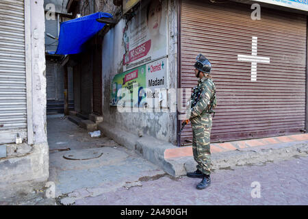 Srinagar, Indien. 12 Okt, 2019. Eine paramilitärische Trooper wacht in der Nähe der Angriff in Srinagar. Zahlreiche Menschen wurden in eine Granate Angriff durch mutmaßliche Militante hier in Srinagar, am Samstag Nachmittag verletzt. Die Explosion beschädigt auch Windows von Fahrzeugen, die in der Nähe geparkt. Der Angriff kommt trotz fester Sicherheit seit der Mitte der Artikel 370, der besondere Status in Jammu und Kaschmir Zuschüsse am 5. August abgeschabt. Credit: SOPA Images Limited/Alamy leben Nachrichten Stockfoto