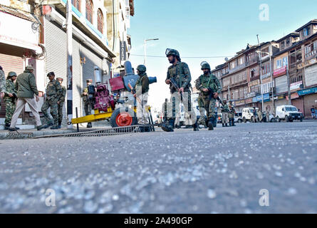 Srinagar, Indien. 12 Okt, 2019. Paramilitärische troopers Patrouille in der Nähe der Angriff in Srinagar. Zahlreiche Menschen in eine Granate Angriff durch mutmaßliche Militante hier in Srinagar, am Samstag Nachmittag wurden verletzt. Die Explosion beschädigt auch Windows von Fahrzeugen, die in der Nähe geparkt. Der Angriff kommt trotz fester Sicherheit seit der Mitte der Artikel 370, der besondere Status in Jammu und Kaschmir Zuschüsse am 5. August abgeschabt. Credit: SOPA Images Limited/Alamy leben Nachrichten Stockfoto