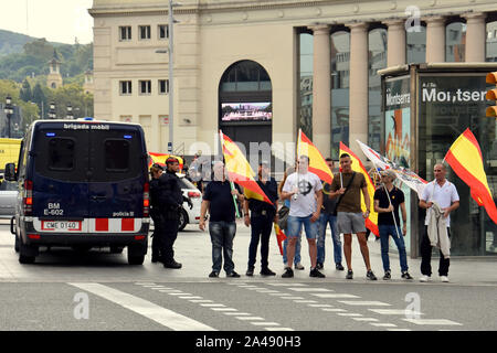 Barcelona, Spanien. 12 Okt, 2019. Eine Gruppe von Demonstranten aus der extremen Rechten stehen neben dem Katalanischen Bereitschaftspolizei Fahrzeug während der Demonstration. Rund 200 Menschen aus verschiedenen Gruppen im Zusammenhang mit der extremen Rechten für die Einheit Spaniens manifestiert haben und gegen die Unabhängigkeit Kataloniens auf der Hispanic Heritage Day in Barcelona. Credit: SOPA Images Limited/Alamy leben Nachrichten Stockfoto