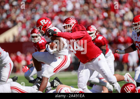 Bloomington, USA. 12 Okt, 2019. Rutgers' Isaih Pacheco (1) wird von der Indiana Universität Demarcus Elliott (4) während der NCAA Football Spiel bei Memorial Stadium in Bloomington in Angriff genommen. Die Indiana Hoosiers schlagen die Rutgers Scarlet Könige 35-0. Credit: SOPA Images Limited/Alamy leben Nachrichten Stockfoto