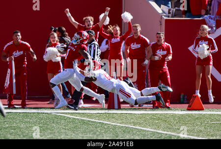 Bloomington, USA. 12 Okt, 2019. Der Indiana Universität Whop Philyor (1) Läuft die Kugel gegen Rutgers während der NCAA Football Spiel bei Memorial Stadium in Bloomington. Die Indiana Hoosiers schlagen die Rutgers Scarlet Könige 35-0, Philyor 10 Fänge getätigt und hatte 182 von 282 Yards der Hoosiers" gegen Rutgers. Credit: SOPA Images Limited/Alamy leben Nachrichten Stockfoto