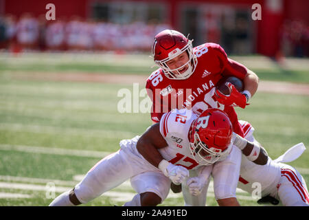 Bloomington, USA. 12 Okt, 2019. Der Indiana Universität Peyton Hendershot (86) Macht ein Touch Down gegen Rutgers während der NCAA Football Spiel bei Memorial Stadium in Bloomington ausführen. Die Indiana Hoosiers schlagen die Rutgers Scarlet Könige 35-0. Credit: SOPA Images Limited/Alamy leben Nachrichten Stockfoto