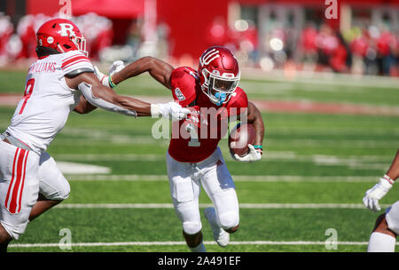 Bloomington, USA. 12 Okt, 2019. Der Indiana Universität Whop Philyor (1) Läuft die Kugel gegen Rutgers' Tireek Maddox-Williams (9) während der NCAA Football Spiel bei Memorial Stadium in Bloomington. Die Indiana Hoosiers schlagen die Rutgers Scarlet Könige 35-0. Credit: SOPA Images Limited/Alamy leben Nachrichten Stockfoto