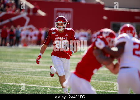 Bloomington, USA. 12 Okt, 2019. Der Indiana Universität Peyton Hendershot (86) Macht ein Touch Down gegen Rutgers während der NCAA Football Spiel bei Memorial Stadium in Bloomington ausführen. Die Indiana Hoosiers schlagen die Rutgers Scarlet Könige 35-0. Credit: SOPA Images Limited/Alamy leben Nachrichten Stockfoto