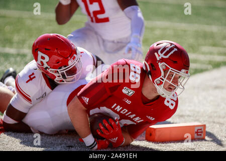 Bloomington, USA. 12 Okt, 2019. Der Indiana Universität Peyton Hendershot (86) Macht ein Touch Down gegen Rutgers während der NCAA Football Spiel bei Memorial Stadium in Bloomington ausführen. Die Indiana Hoosiers schlagen die Rutgers Scarlet Könige 35-0. Credit: SOPA Images Limited/Alamy leben Nachrichten Stockfoto