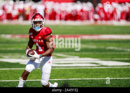 Bloomington, USA. 12 Okt, 2019. Der Indiana Universität Whop Philyor (1) läuft mit dem Ball gegen Rutgers während der NCAA Football Spiel bei Memorial Stadium in Bloomington. Die Indiana Hoosiers schlagen die Rutgers Scarlet Könige 35-0. Credit: SOPA Images Limited/Alamy leben Nachrichten Stockfoto