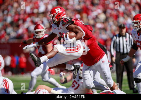 Bloomington, USA. 12 Okt, 2019. Rutgers' Isaih Pacheco (1) wird von der Indiana Universität Demarcus Elliott (4) während der NCAA Football Spiel bei Memorial Stadium in Bloomington in Angriff genommen. Die Indiana Hoosiers schlagen die Rutgers Scarlet Könige 35-0. Credit: SOPA Images Limited/Alamy leben Nachrichten Stockfoto