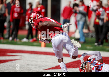 Bloomington, USA. 12 Okt, 2019. Der Indiana Universität Whop Philyor (1) Läuft die Kugel gegen Rutgers' Lawrence Stevens (29) während der NCAA Football Spiel bei Memorial Stadium in Bloomington. Die Indiana Hoosiers schlagen die Rutgers Scarlet Könige 35-0. Credit: SOPA Images Limited/Alamy leben Nachrichten Stockfoto