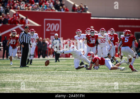 Bloomington, USA. 12 Okt, 2019. Rutgers' Mohamed Jabbie (6) Fällt der Ball beim Spielen gegen Indiana University in der NCAA Football Spiel bei Memorial Stadium in Bloomington. Die Indiana Hoosiers schlagen die Rutgers Scarlet Könige 35-0. Credit: SOPA Images Limited/Alamy leben Nachrichten Stockfoto