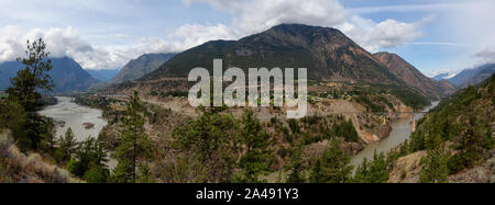 Schöne Sicht auf eine kleine Stadt Lillooet, der an einem sonnigen und bewölkten Sommertag. Im Innenraum British Columbia, Kanada. Stockfoto