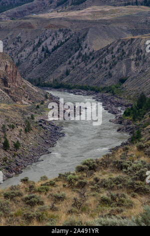 Antenne Panoramablick auf Fraser Fluß im Tal von der Kanadischen Bergwelt im Sommer umgeben. In der Nähe von Lillooet, BC, können Stockfoto