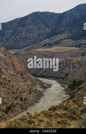 Antenne Panoramablick auf Fraser Fluß im Tal von der Kanadischen Bergwelt im Sommer umgeben. In der Nähe von Lillooet, BC, können Stockfoto