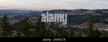 Schöne Antenne Panoramablick auf eine kanadische Stadt, Kamloops, während ein bunter Sommer Sonnenaufgang. Im Innenraum British Columbia, Kanada. Stockfoto