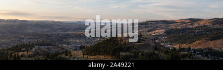 Schöne Antenne Panoramablick auf eine kanadische Stadt, Kamloops, während ein bunter Sommer Sonnenaufgang. Im Innenraum British Columbia, Kanada. Stockfoto