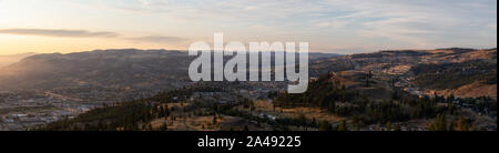 Schöne Antenne Panoramablick auf eine kanadische Stadt, Kamloops, während ein bunter Sommer Sonnenaufgang. Im Innenraum British Columbia, Kanada. Stockfoto