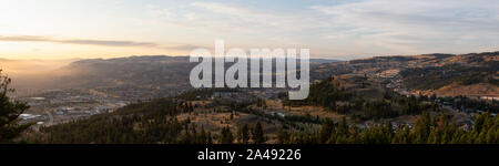 Schöne Antenne Panoramablick auf eine kanadische Stadt, Kamloops, während ein bunter Sommer Sonnenaufgang. Im Innenraum British Columbia, Kanada. Stockfoto